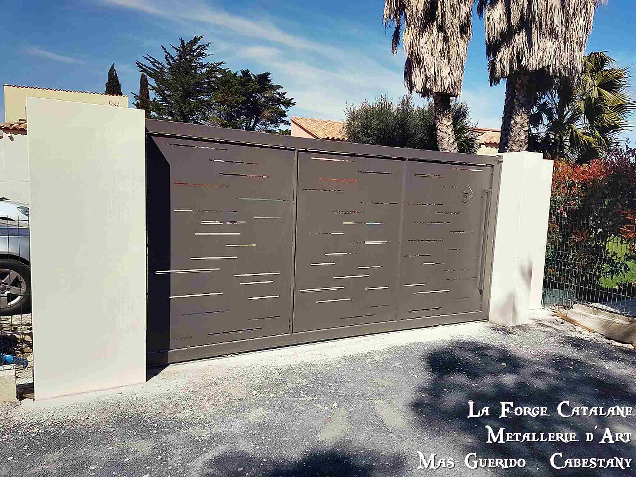 portail coulissant thermolaquage moderne decoupe laser vantaux fer La Forge Catalane Cabestany.jpg